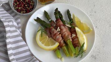 Asparagus baked with bacon video