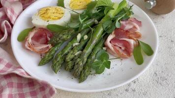 Frais asperges et prosciutto salade servi avec bouilli des œufs et microgreens video