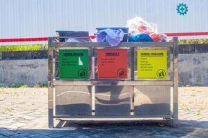 Tres general residuos contenedores cuales son dividido dentro Tres categorías de residuos tal como orgánico, inorgánico y farmacéutico desperdiciar, Indonesia, dieciséis mayo 2024. foto