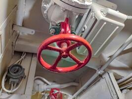 rojo válvula en el interior de el submarino foto