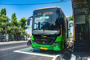 un público transporte ciudad autobús llamado trans jatim cuales será detener a autobús se detiene o refugios, Indonesia, dieciséis mayo 2024. foto