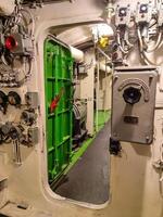 el interior de el pasopati submarino pertenencia a el indonesio Armada, Indonesia, 17 abril 2024. foto