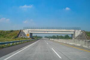 el atmósfera de Peaje carreteras en Indonesia es tranquilo. Peaje la carretera trasvolar puente en griego foto