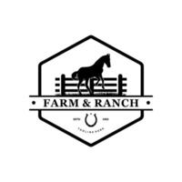 silueta de caballo detrás del paddock de la cerca de madera para el diseño del logotipo del rancho de la granja del país occidental del campo rústico retro vintage vector