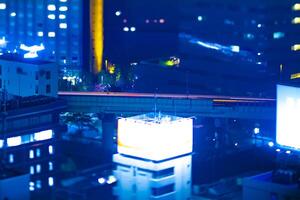 un noche autopista a el urbano ciudad en tokio cambio de inclinación foto