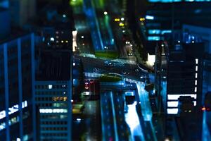 un noche miniatura autopista a el urbano ciudad en tokio cambio de inclinación foto