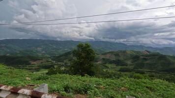 twee mannen zijn op reis Aan een motor in de groen bergen in Vietnam, bewolkt video