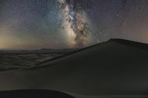 un noche estrellado cielo a Sáhara Desierto en Marruecos telefotográfico Disparo foto