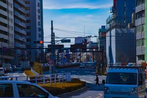 calle a el negocio pueblo en Shinjuku tokio tiempo de día foto