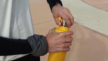 mains ouverture une Jaune l'eau bouteille video