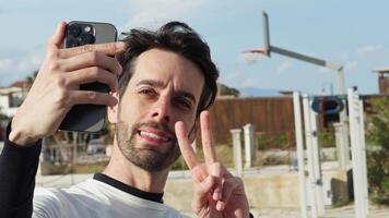 gelukkig atleet nemen een selfie video
