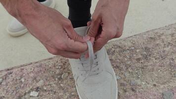 Mens vetersluiting de schoenen voor opleiding video