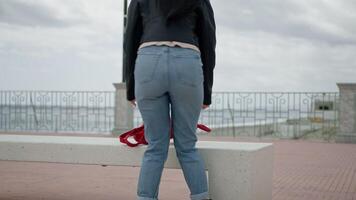 mujer sentado en el banco y apertura el mochila video