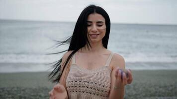 mulher jogando com uma roxa bola às a de praia video