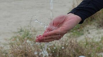 mano abajo claro agua fuente video