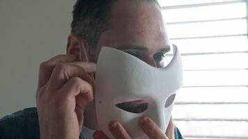 loco hombre poniendo apagado su blanco máscara video