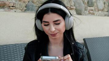 mujer disfrutando el música escuchando video