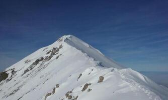 el cresta líder a el ljuboten pico de Shar montaña, en un soleado invierno día foto