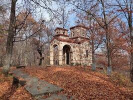 el Iglesia de Santo profeta Elijah en el pueblo de dolno jelovce, gostivar, macedonia, en un hermosa otoño día foto