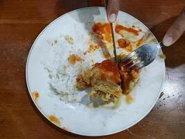 un familia cena fiesta a un filete restaurante en Surakarta, Indonesia foto