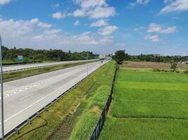 alto ángulo ver de el Peaje la carretera con rodeando natural puntos de vista en boyolali, Indonesia foto