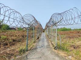 un conectando la carretera Entre pueblos divisor el prohibido entrada zona a adi soemarmo aeropuerto, surakarta foto