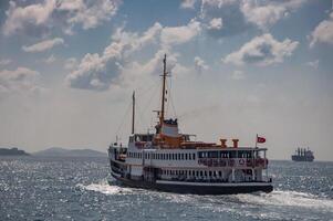 clásico pasajero transbordadores, uno de el símbolos de Estanbul foto