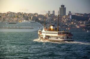 clásico pasajero transbordadores, uno de el símbolos de Estanbul foto
