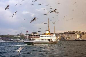 clásico pasajero transbordadores, uno de el símbolos de Estanbul foto