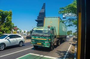 un remolque camión que lleva logística o Envío contenedores, Indonesia, dieciséis mayo 2024. foto