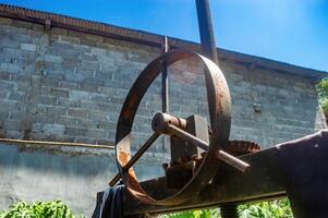 un antiguo hierro válvula en el represa foto