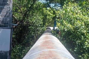 un grande hierro tubo para agua o petróleo o combustible tubería foto