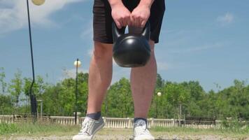 gli sport e tempo libero. forte caucasico uomo Lavorando su utilizzando kettlebell nel il parco video