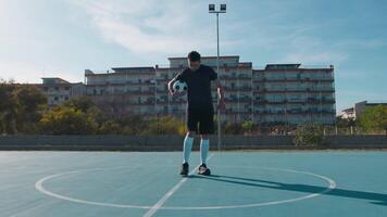creatief manier naar brengen de voetbal bal omhoog video