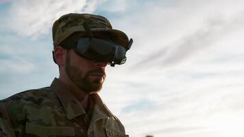 konzentriert Militär- Drohne Operator Fahren ein Drohne video
