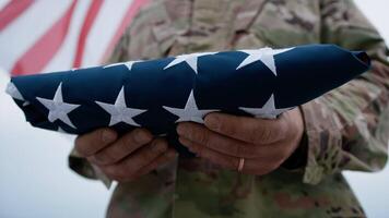 Soldat halten ein Flagge zum Denkmal Tag video