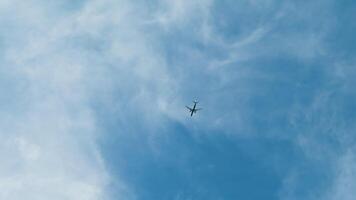 flygplan nedsänkt i de blå himmel och moln video