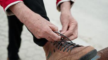 Mann Hände Schnürung Schuhe auf ein Geländer video