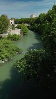 rivier- naar beneden een brug in de natuur van Rome video
