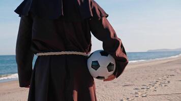 uma cristão sacerdote pronto para jogar com uma futebol bola video