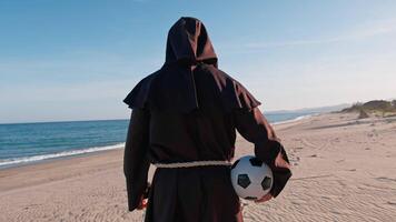 das Fußball Spieler Mönch beim das Strand video