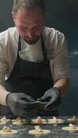 Koch Fähigkeit beim Arbeit während Herstellung Cappelletti Pasta video