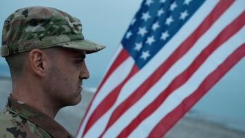 une fier soldat saluer le Etats-Unis drapeau video