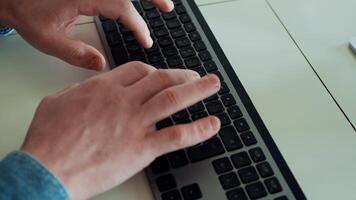 mãos do uma homem digitando em uma Preto teclado video