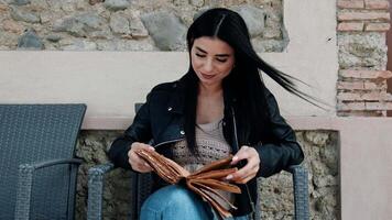 mujer leyendo un antiguo libro video