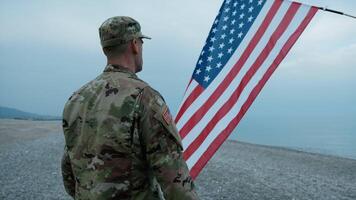 americano soldado pagando tributo para a bandeira video