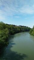 le rivière Tibre vers le bas écoulement dans le milieu de Rome video