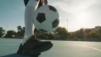 Sonne Strahlen Schlagen das Ball im das Spieler Fuß video