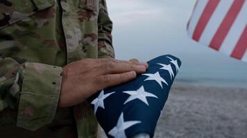 soldato proteggere il Stati Uniti d'America bandiera video