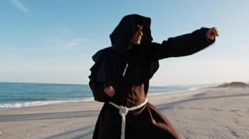 técnica de lucha para un monje a el playa video